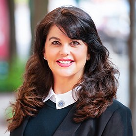 headshot of lynn mucciano