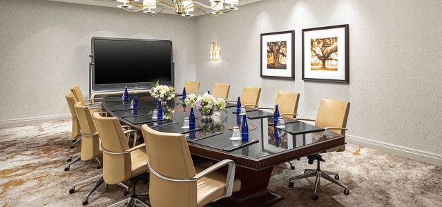 Meeting room with 10 chairs 