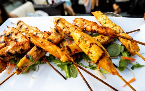 Close up of chicken skewers.