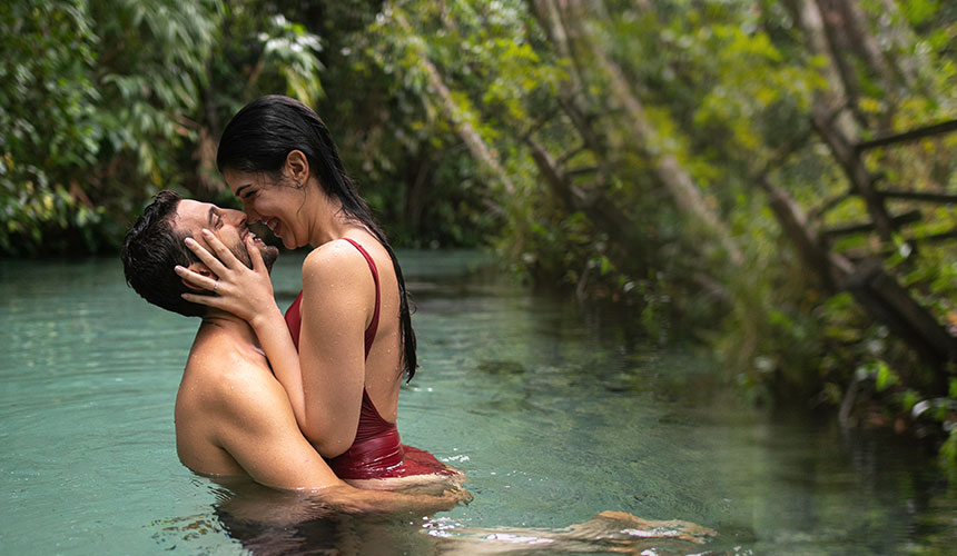 couple kissing in the ocean