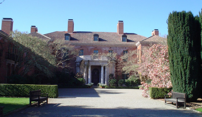 Filoli Mansion and path with a bench and bush