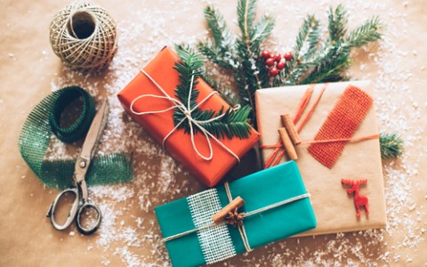 wrapping christmas gift boxes