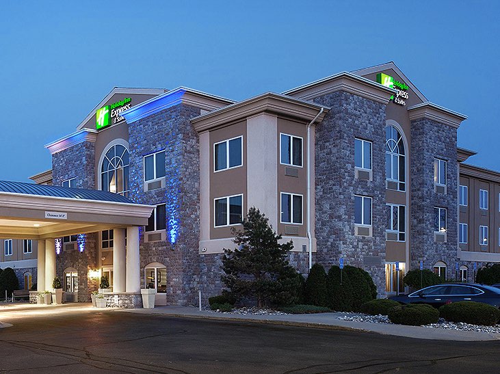 Grey and white brick Holiday Inn Express building in Saginaw