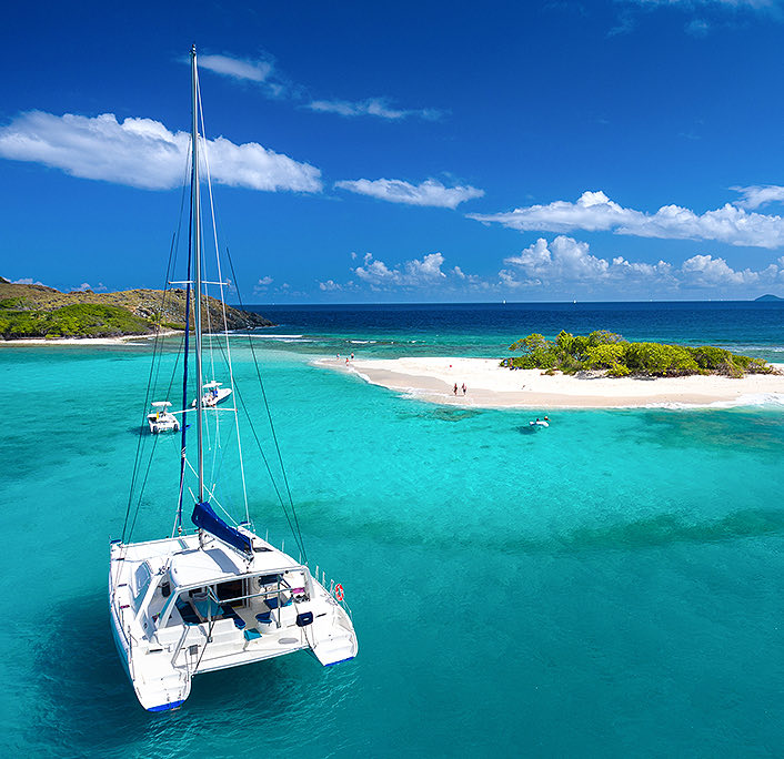 A boat sailing at the sea cay