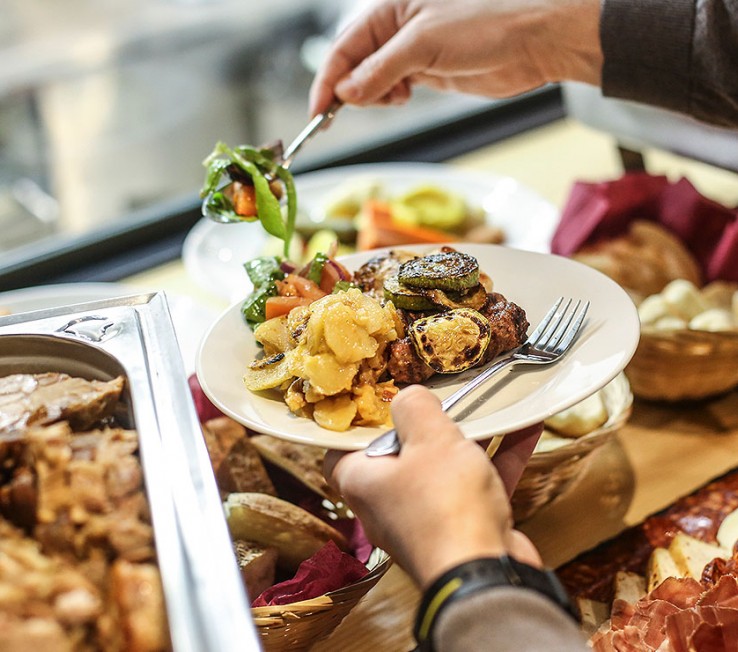 <span>Surf & Turf </span> Lunch Buffet