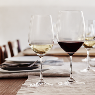 White and red wine glasses