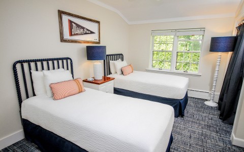guest room with twin beds