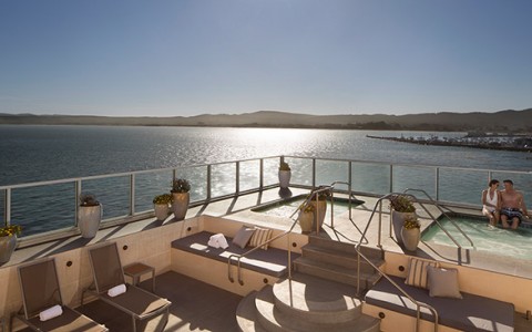 spa pool with ocean view
