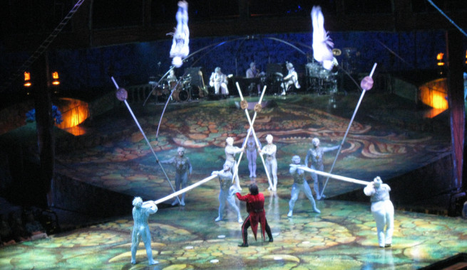 cirque du soleil performers on stage