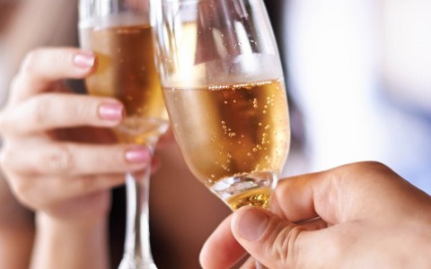 couples cheering with champagne glasses