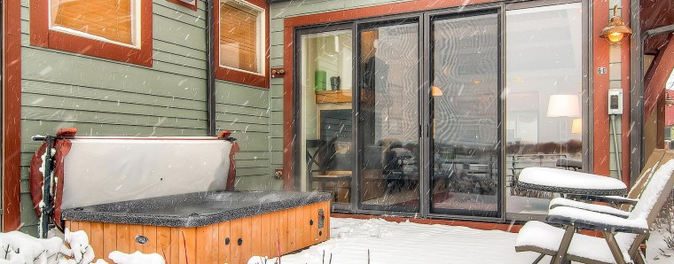 photo of townhome outdoor jacuzzi and backyard