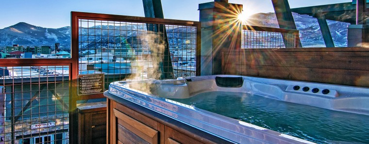outdoors jacuzzi 