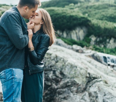 couple kissing on a mountain