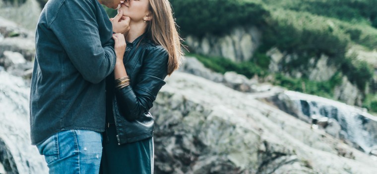 couple kissing on a mountain