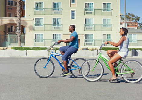 couple bike riding