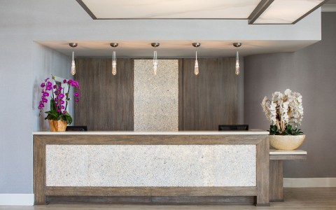 img-oceanviewhotel lobby desk