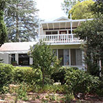 small image of a white house in the nature