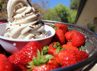ice cream and strawberries 