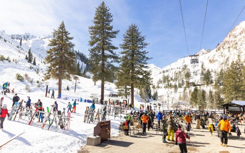 View of a crowd practicing snowboarding