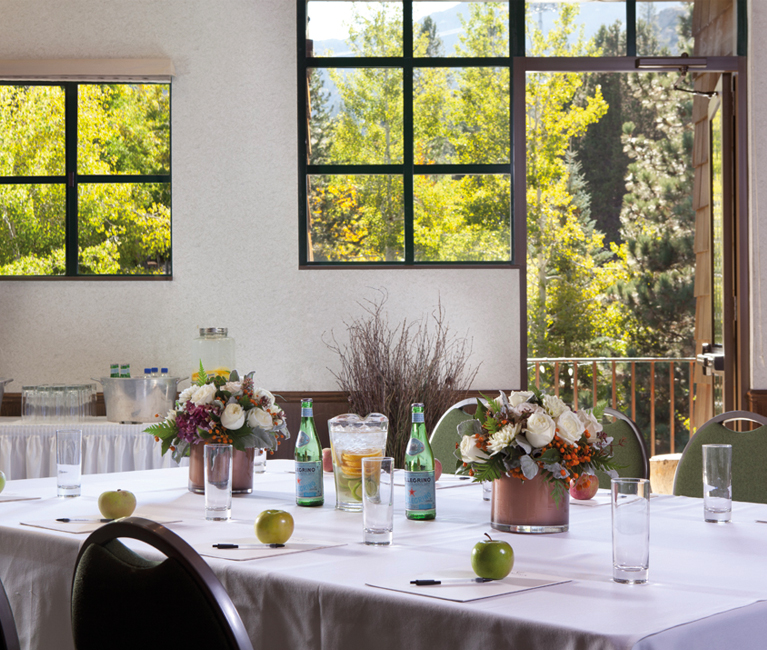 General view of an elegant venue decorated to have a meeting