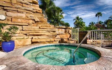 Hotel hot tub with stacked rock decor in the back 