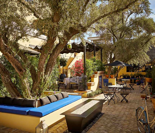BESPOKE INN SCOTTSDALE large outside lounge area