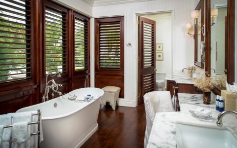 View of a sophisticated bathroom with a bathtub 