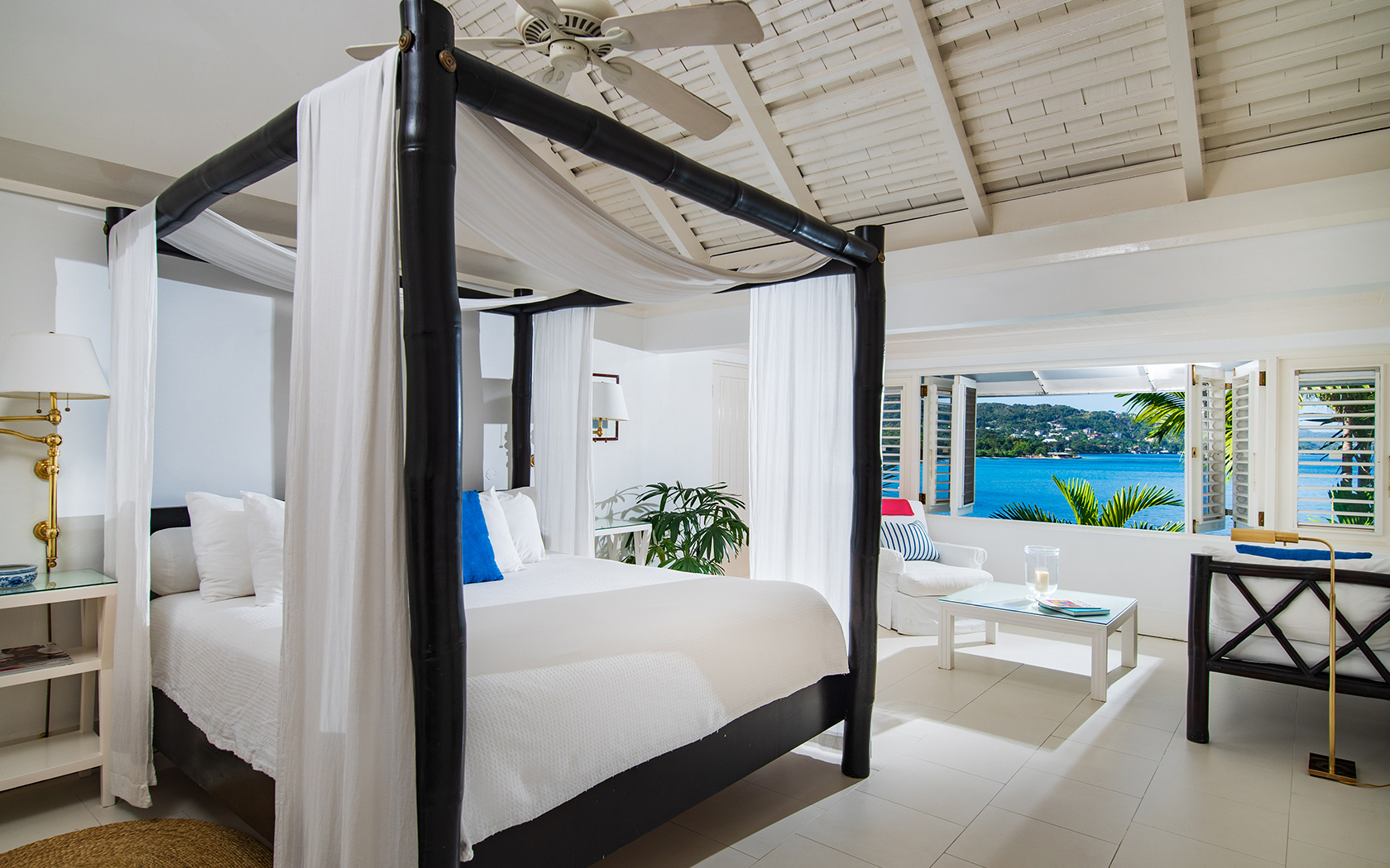 View of a big bed with a confortable bed and an amazing seaview 