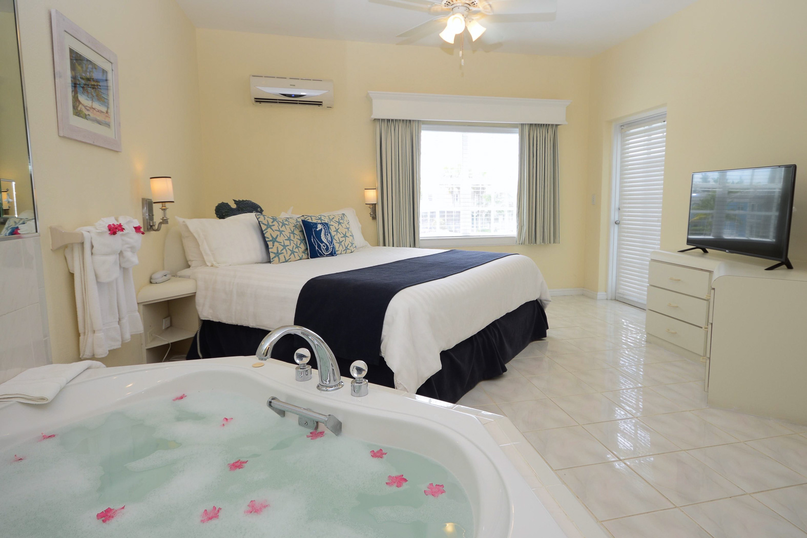 Grand Canal Deluxe Two Bedroom Suite - Sandyport Beach Resort