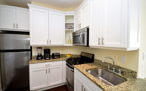 full kitchen 