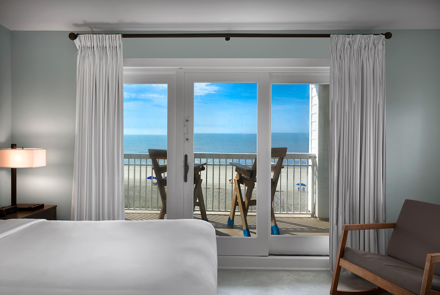 sea oceanfront king room balcony