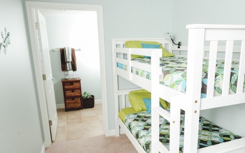 a bung bed in a kid's room