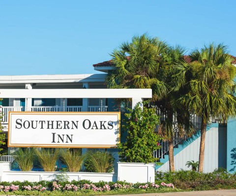 Southern Oaks Inn sign at hotel entrance