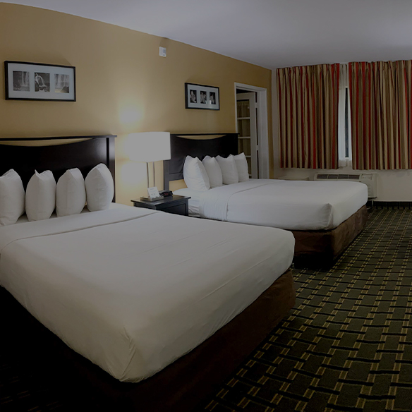 double queen bedroom with table in the midle