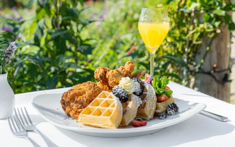 brunch fried chicken on table with mimosa
