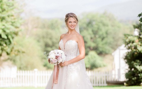 Woman on her wedding dress with a bouquet on her hands