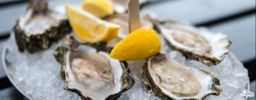 oysters with lemon