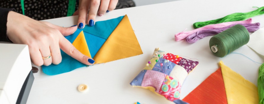 woamn sewing a quilt