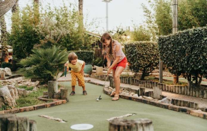 kids playing mini golf