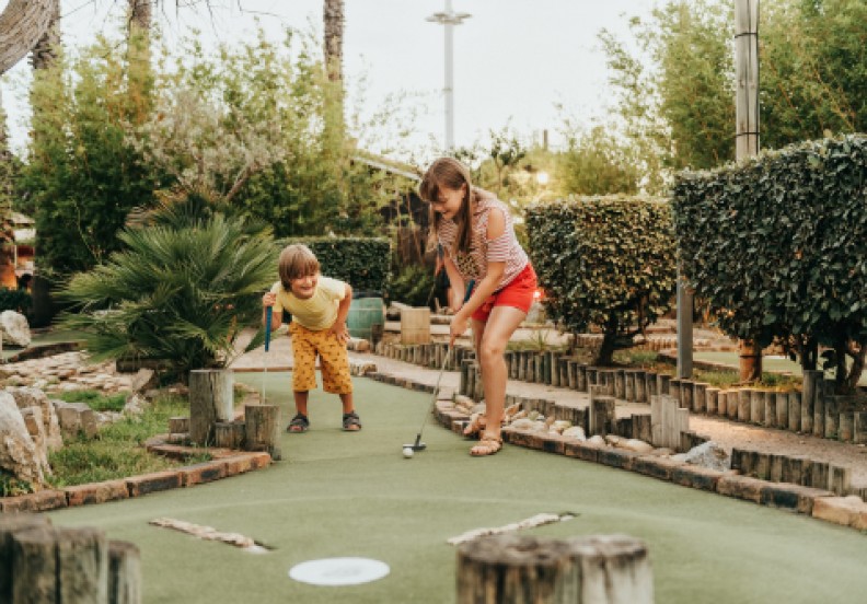 kids playing mini golf