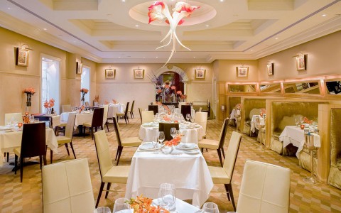 dining room with multiple 2 and 4 person tables