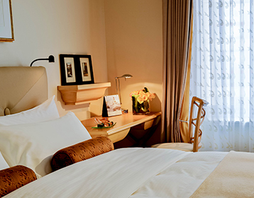 close up on the deluxe room bed and desk