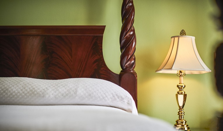 detail king bed