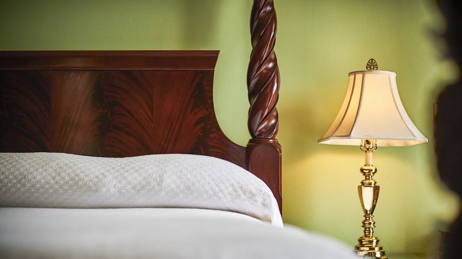 detail king bed