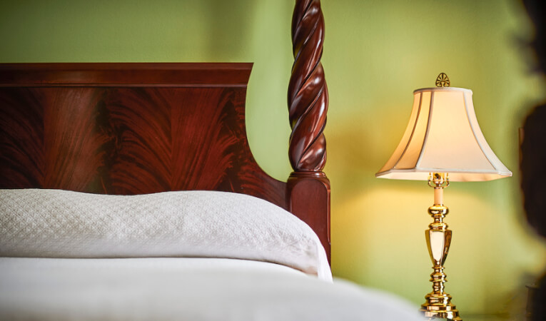 detail king bed