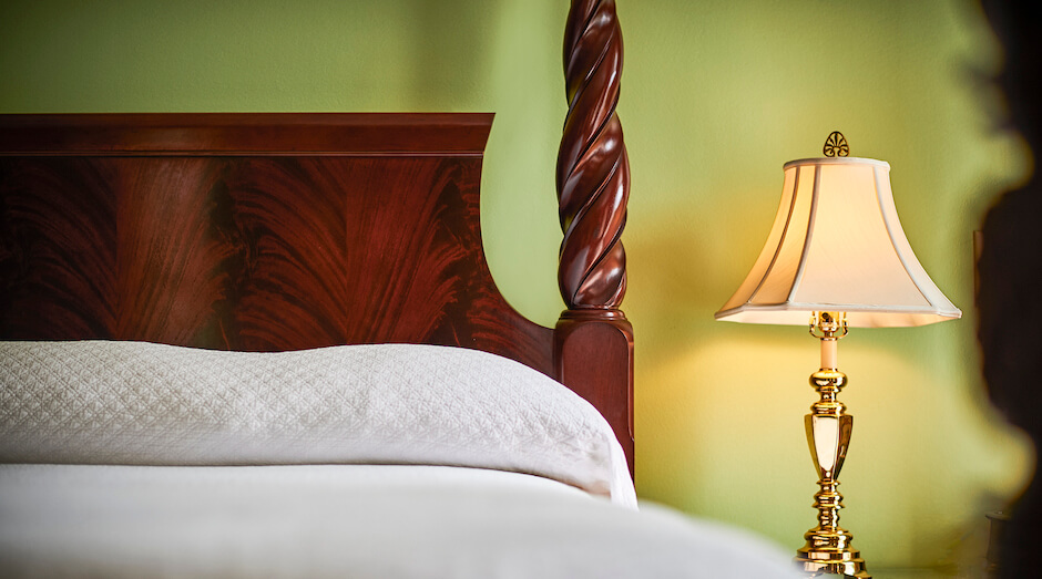detail king bed