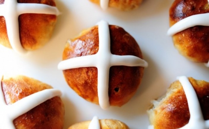 hot-cross-buns-recipe-5632568acdd6e.jpg