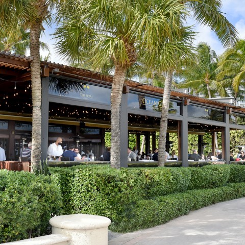 exterior view of a modern restaurant at daytime 