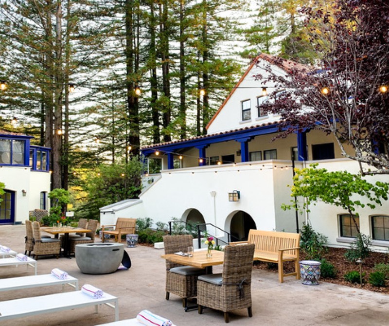 stavrand courtyard with lounge chairs and seating area