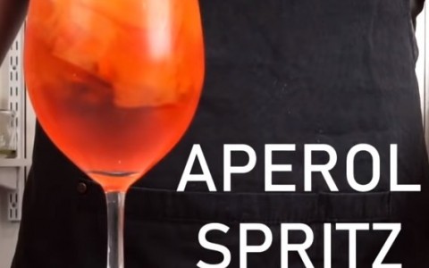 a photo of the cocktail aperol spritz